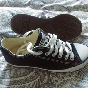 Mens size 6 converse sneaker